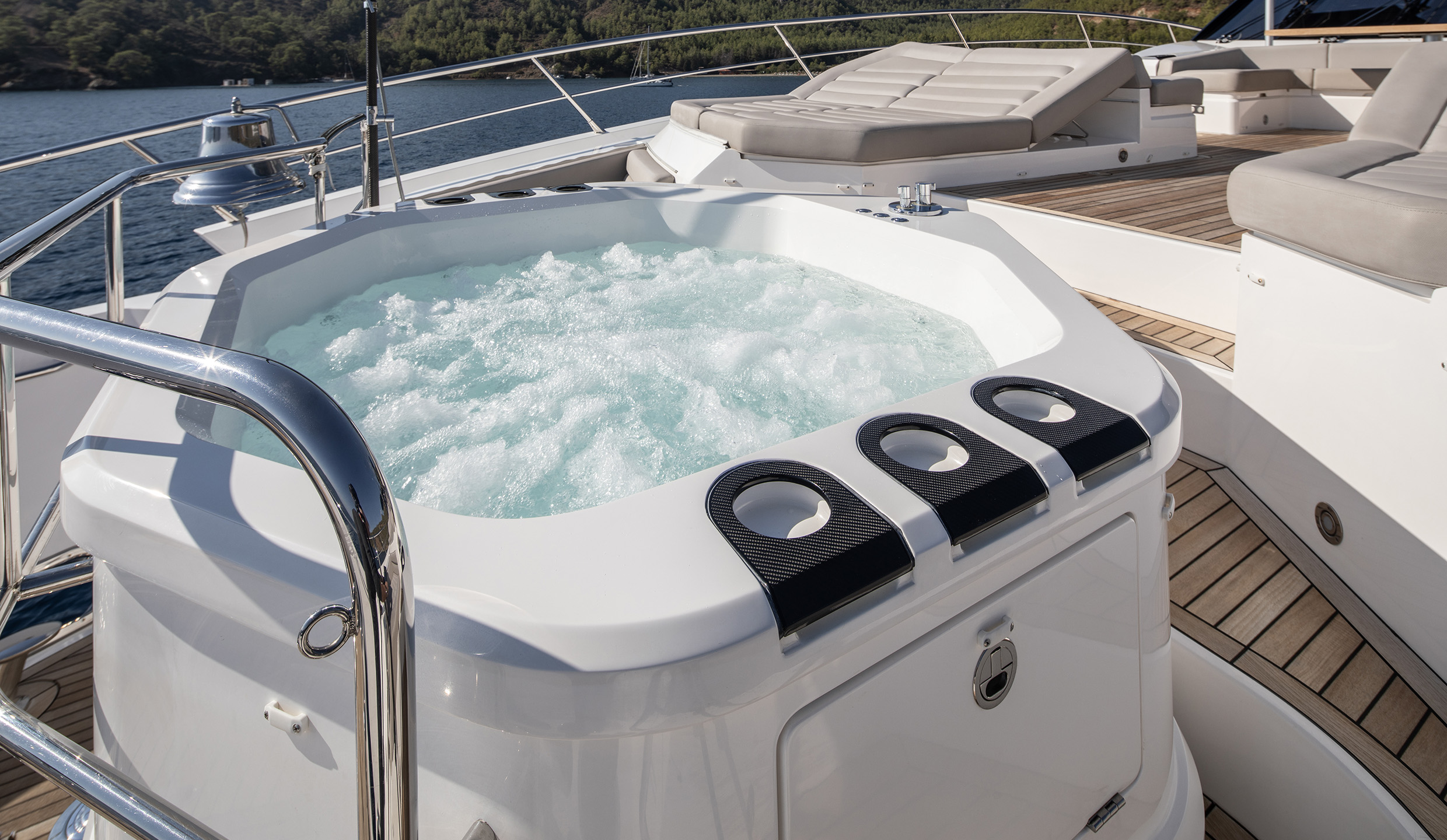 11 - Foredeck Spa Tub