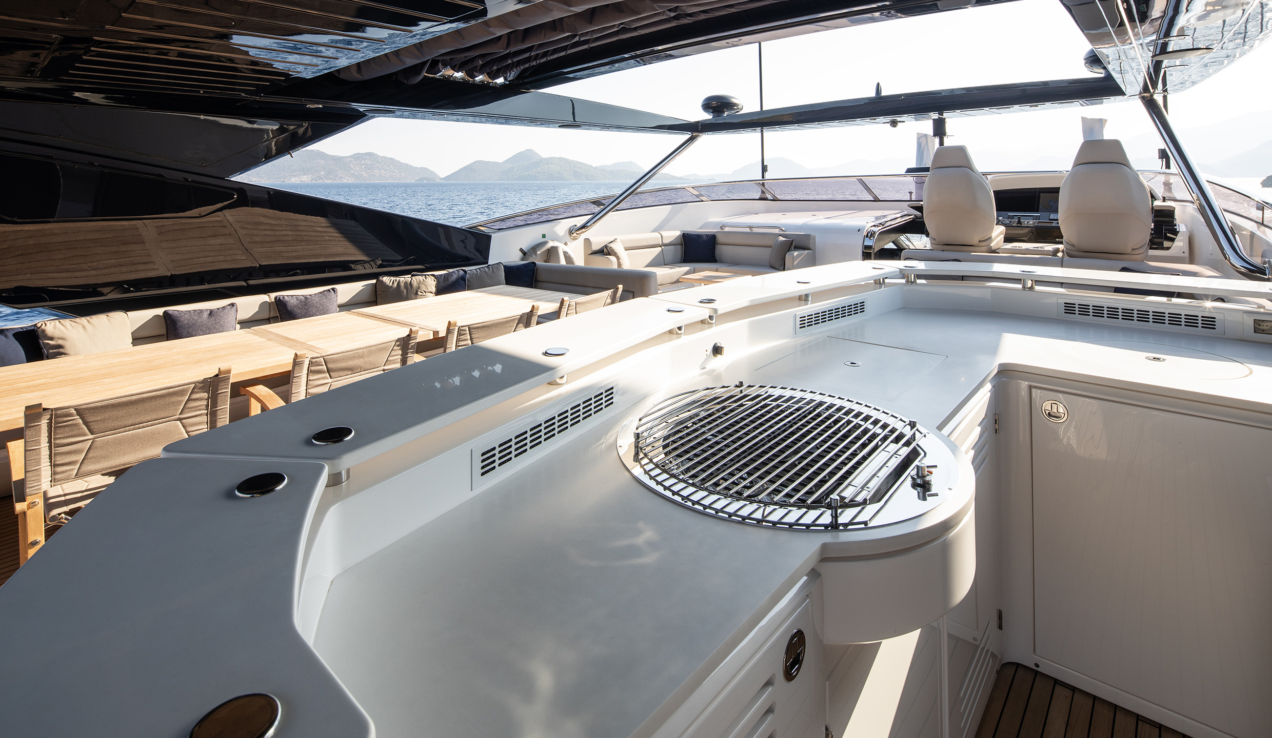 18 - Flybridge Wet Bar